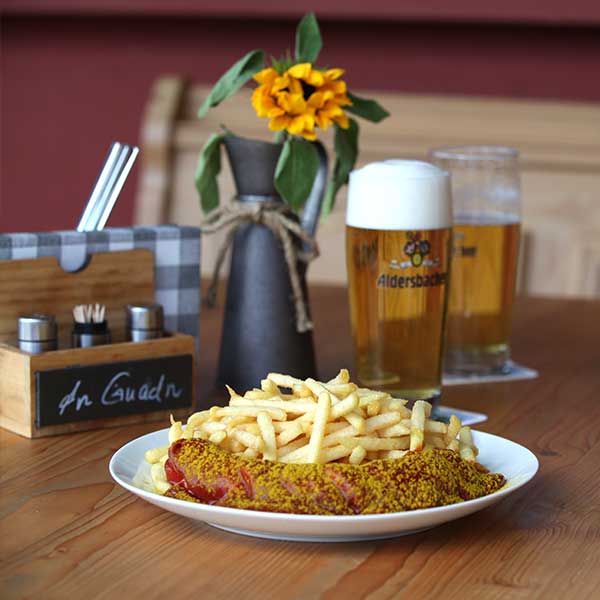 Currywurst mit Pommes